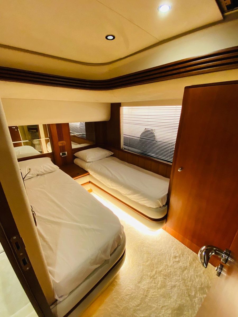 2006 Azimut 68 