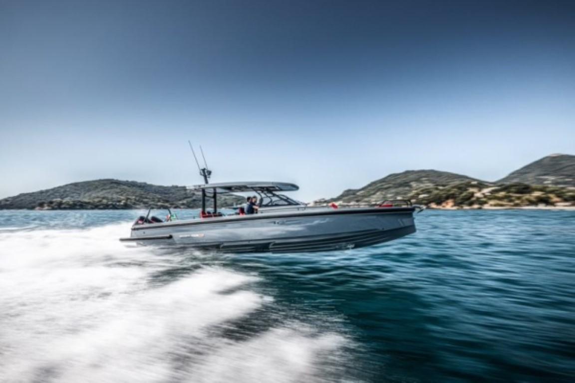 2023 Axopar Brabus Shadow 900 ST Midterkonsol til salg- YachtWorld