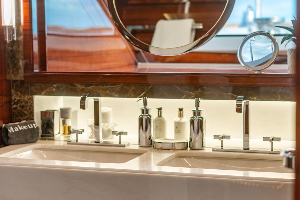 2011 Benetti 121 