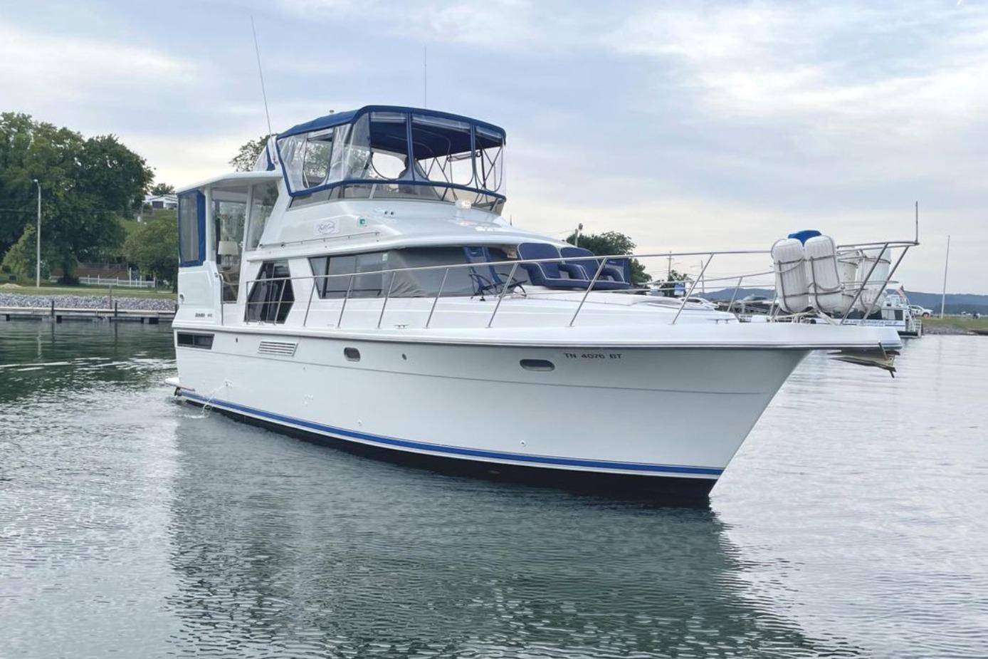 Carver 440 Aft Cabin Motor Yacht