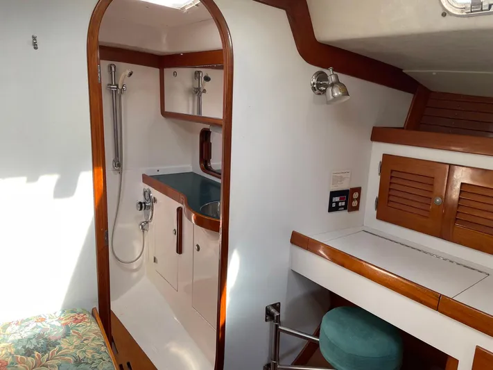 Condor Yacht Photos Pics Interior of 1996 J Boats J/160 sailboat, featuring a compact bathroom with wooden accents.