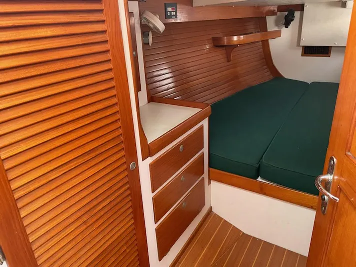 Condor Yacht Photos Pics 1996 J Boats J/160 cabin interior with wooden finish and green cushions.