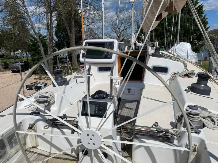 Condor Yacht Photos Pics 1996 J Boats J/160 sailboat cockpit with steering wheel and navigation equipment.