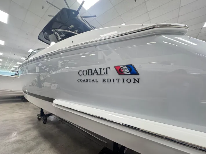  Yacht Photos Pics 2025 COBALT R33 OB - Image 9