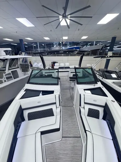  Yacht Photos Pics 2025 COBALT R33 OB - Image 12