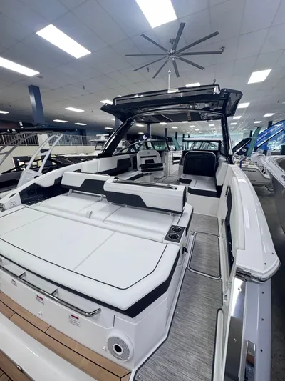  Yacht Photos Pics 2025 COBALT R33 OB - Image 4