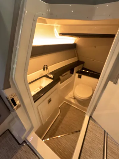  Yacht Photos Pics 2025 COBALT R33 OB - Image 11