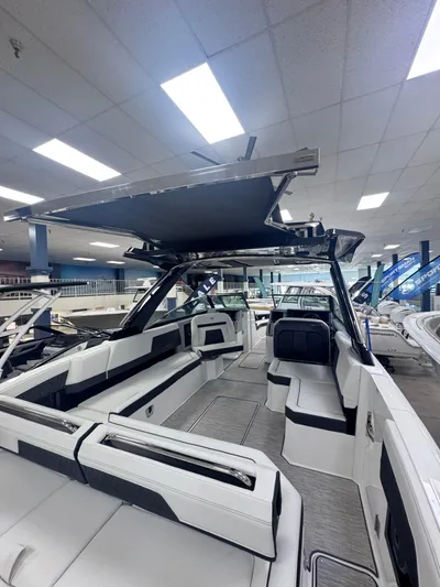  Yacht Photos Pics 2025 COBALT R33 OB - Image 13