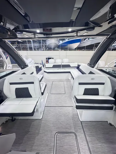  Yacht Photos Pics 2025 COBALT R33 OB - Image 6