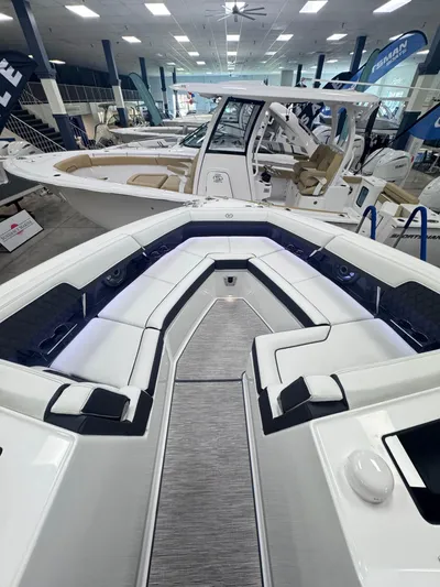  Yacht Photos Pics 2025 COBALT R33 OB - Image 8