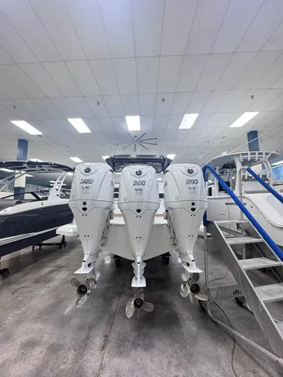  Yacht Photos Pics 2025 Cobalt R33 Ob - Image 3