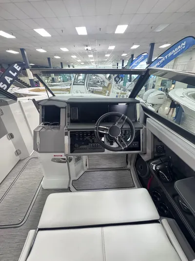  Yacht Photos Pics 2025 COBALT R33 OB - Image 5