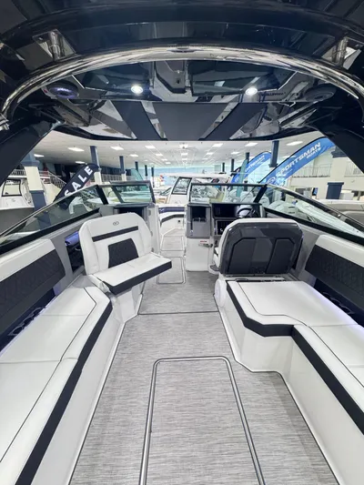  Yacht Photos Pics 2025 COBALT R33 OB - Image 7