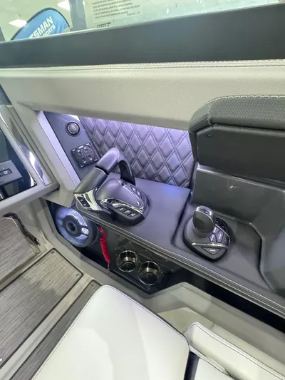  Yacht Photos Pics 2025 COBALT R33 OB - Image 14