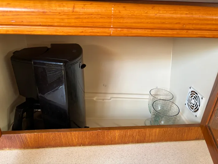 Knot Flyin Yacht Photos Pics 