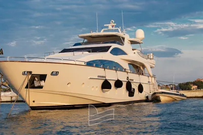2008 Azimut 105