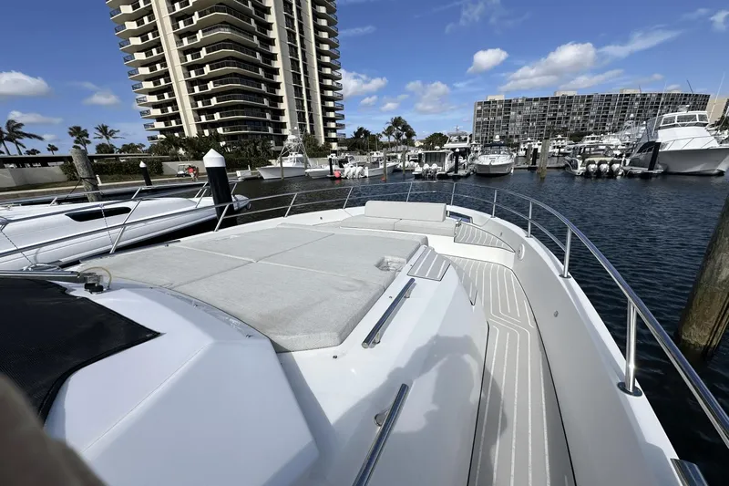 Cinza Yacht Photos Pics 2020 Azimut 40 Verve yacht docked in a marina with modern buildings nearby.