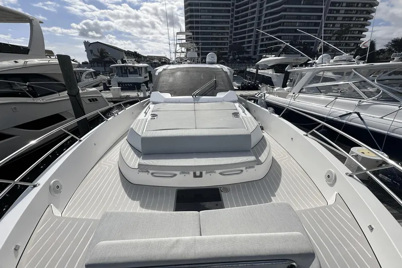 Cinza Yacht Photos Pics Azimut 40 Verve 2020 yacht docked, showcasing sleek design and spacious deck.