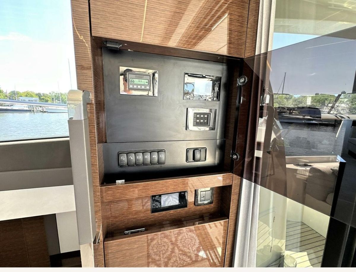 2022 Prestige 59 