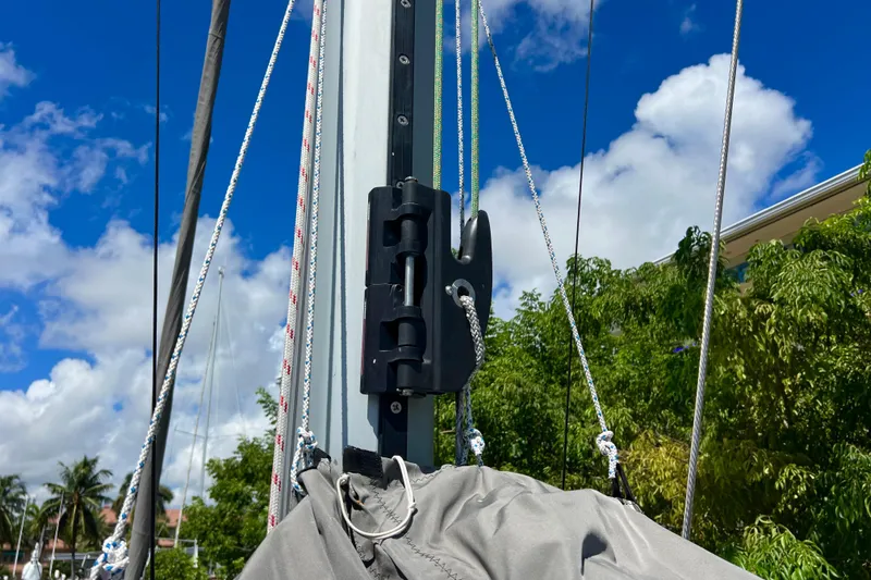 Ke'ala Yacht Photos Pics Sailboat mast with rigging, Balance 482 model, 2021, against a blue sky and trees.