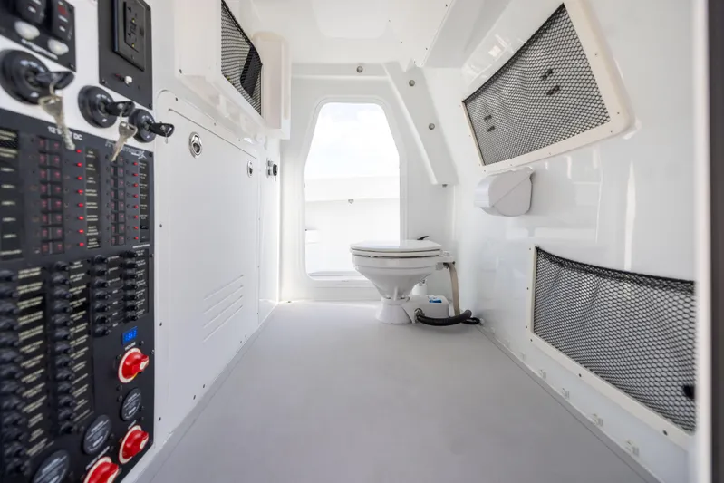 47 Freeman 2022 Yacht Photos Pics Freeman 47 2022 - Head