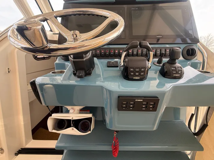 "ahhh Nice" Yacht Photos Pics 2018 Pursuit S 368 Sport helm with Yamaha controls.