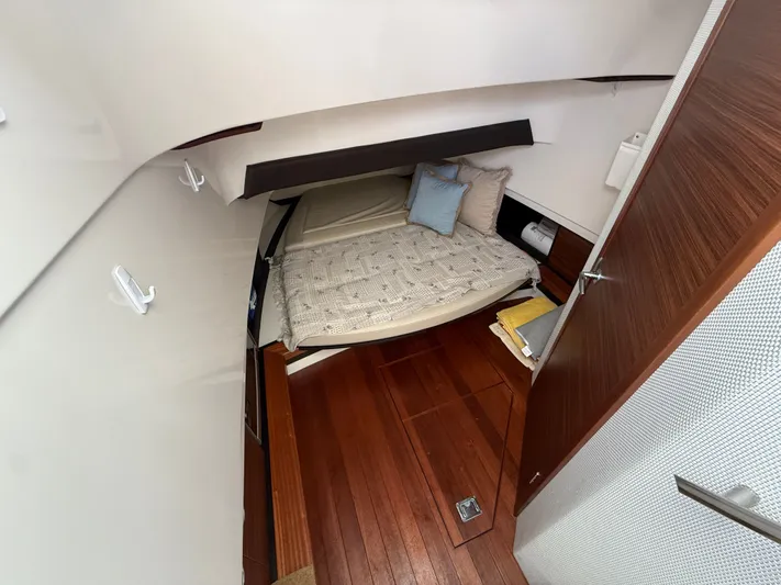 "ahhh Nice" Yacht Photos Pics Interior of 2018 Pursuit S 368 Sport with cozy bed.