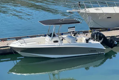 Boston Whaler 220 Outrage