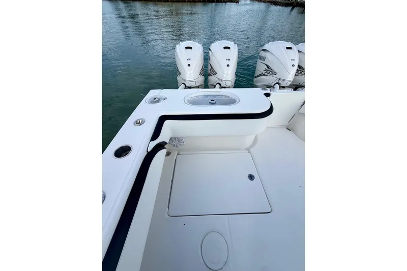  Yacht Photos Pics 2020 SeaHunter 41 CTS boat deck with triple Yamaha V8 outboard engines.