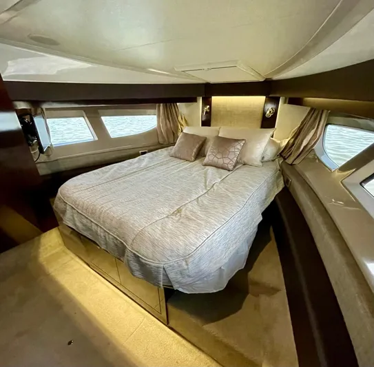 Galati Yacht Sales Trade Yacht Photos Pics 2017 Sea Ray 400 Fly -GYS TRADE-  Fwd Stateroom 2