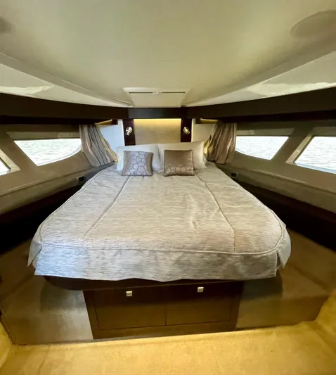 Galati Yacht Sales Trade Yacht Photos Pics 2017 Sea Ray 400 Fly -GYS TRADE-  Fwd Stateroom