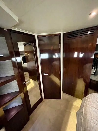 Galati Yacht Sales Trade Yacht Photos Pics 2017 Sea Ray 400 Fly  -GYS TRADE-  Fwd Stateroom 3