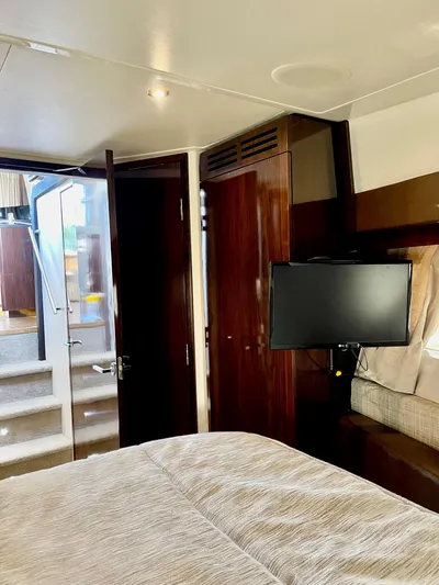 Galati Yacht Sales Trade Yacht Photos Pics 2017 Sea Ray 400 Fly  -GYS TRADE-  Forward  Stateroom 2