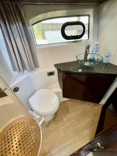 Galati Yacht Sales Trade Yacht Photos Pics 2017 Sea Ray 400 Fly  -GYS TRADE-  Head