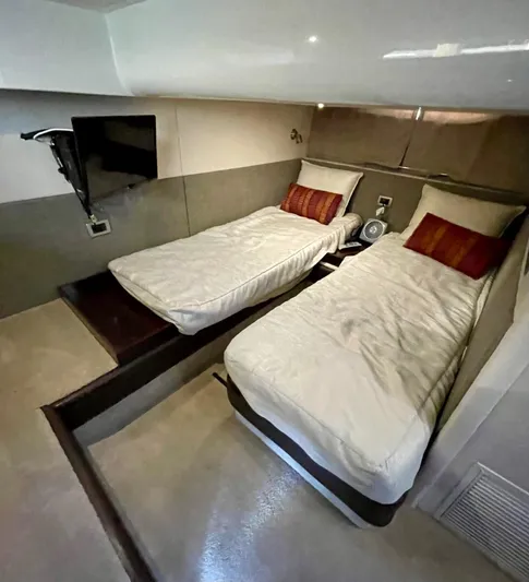 Galati Yacht Sales Trade Yacht Photos Pics 2017 Sea Ray 400 Fly -GYS TRADE- VIP Stateroom