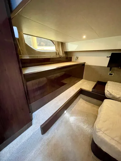 Galati Yacht Sales Trade Yacht Photos Pics 2017 Sea Ray 400 Fly -GYS TRADE- VIP Stateroom 1