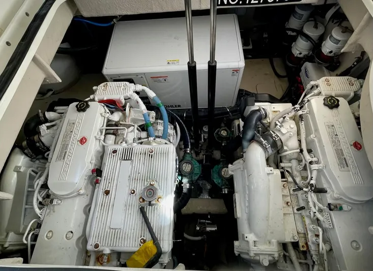 Galati Yacht Sales Trade Yacht Photos Pics 2017 Sea Ray 400 Fly-GYS TRADE-Engine Compartment