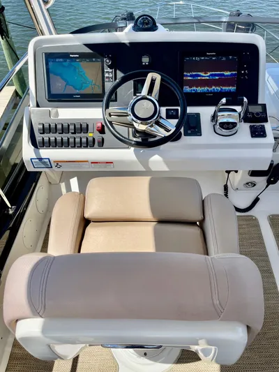 Galati Yacht Sales Trade Yacht Photos Pics 2017 Sea Ray 400 Fly -GYS TRADE-  Flybridge Control Station