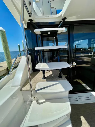 Galati Yacht Sales Trade Yacht Photos Pics 2017 Sea Ray 400 Fly  -GYS TRADE- Flybridge Stairs