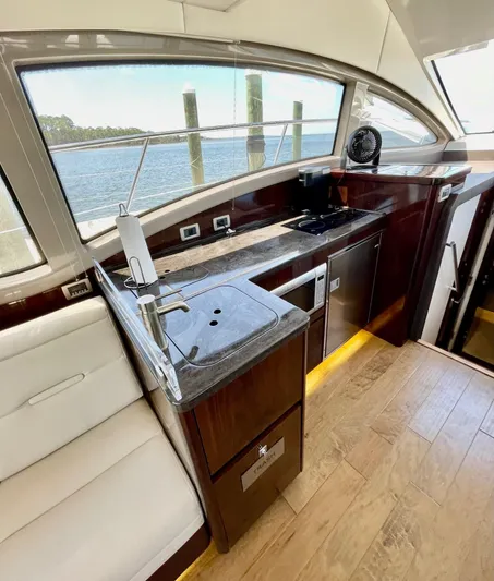 Galati Yacht Sales Trade Yacht Photos Pics 2017 Sea Ray 400 Fly -GYS TRADE- Galley 1