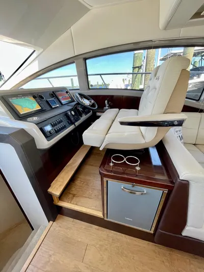 Galati Yacht Sales Trade Yacht Photos Pics 2017 Sea Ray 400 Fly  -GYS TRADE- Helm 1