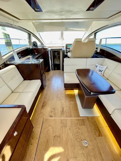 Galati Yacht Sales Trade Yacht Photos Pics 2017 Sea Ray 400 Fly-GYS TRADE- Salon 1