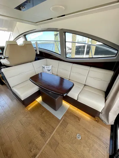 Galati Yacht Sales Trade Yacht Photos Pics 2017 Sea Ray 400 Fly -GYS TRADE- Salon