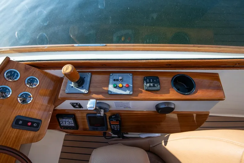 Amar Yacht Photos Pics 2004 Hinckley Talaria 29 Runabout dashboard with wooden finish and control panel.