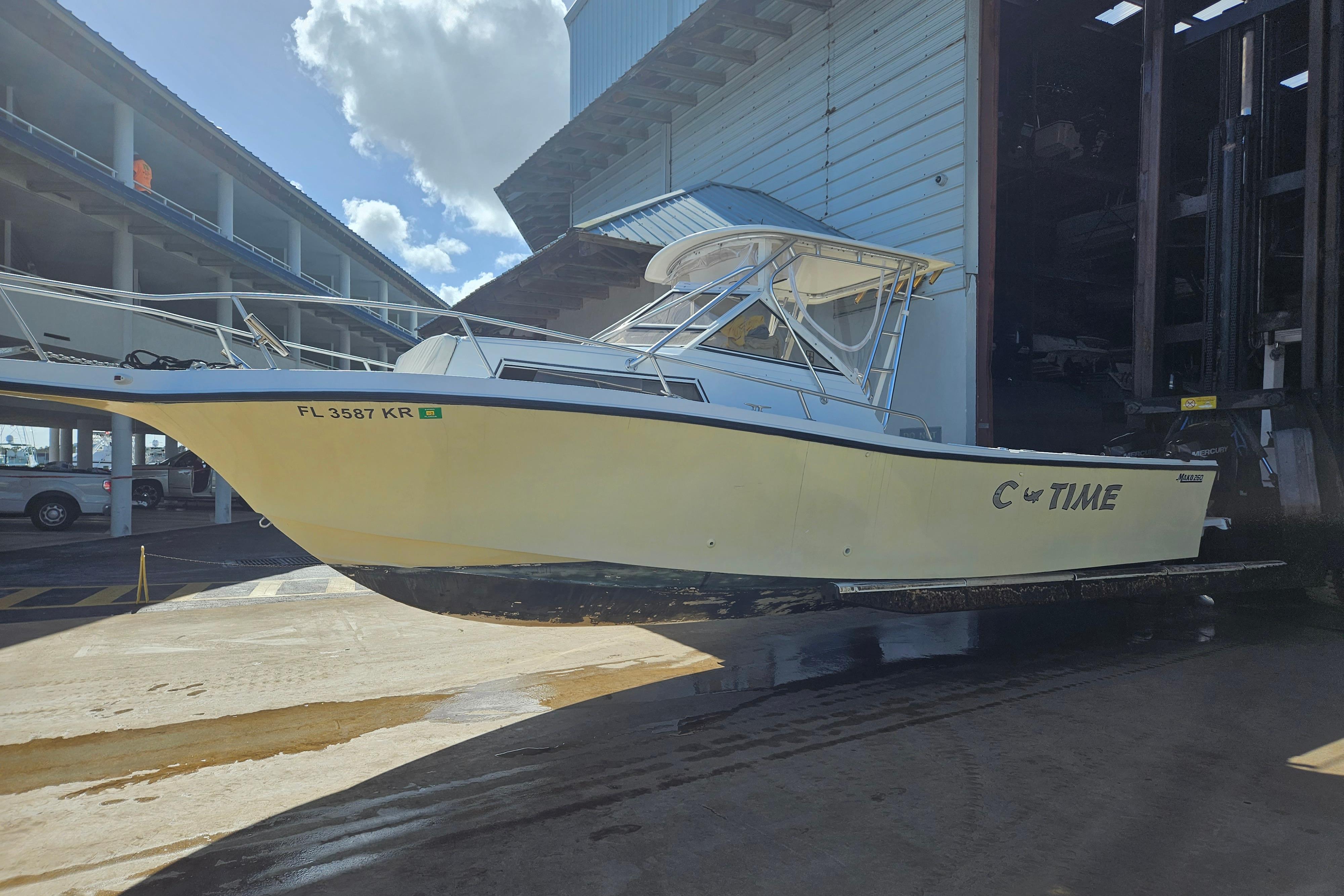 Mako 260 Walk Around