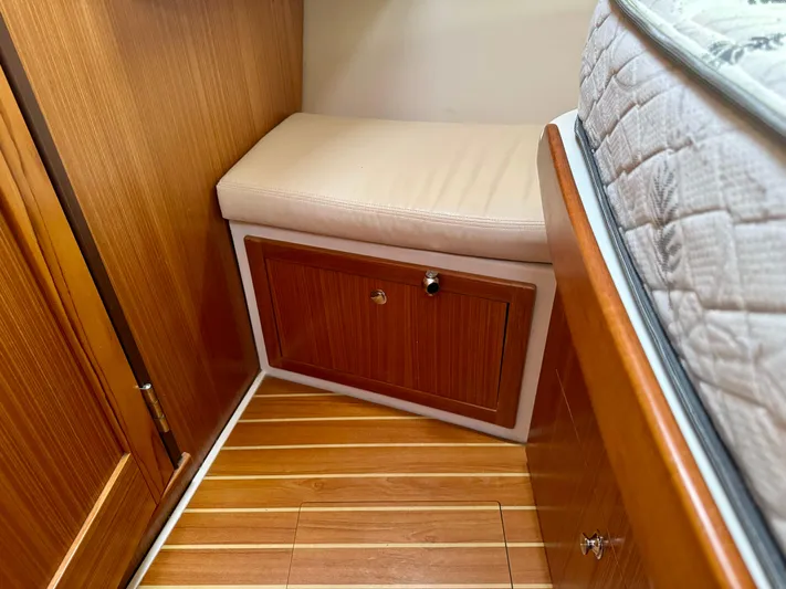 Amelie Yacht Photos Pics Forward Cabin Vanity Seating