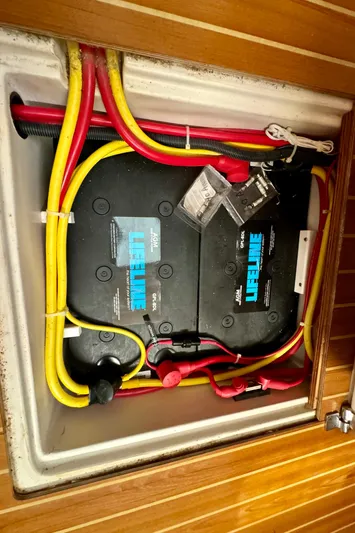 Amelie Yacht Photos Pics House 8D Batteries