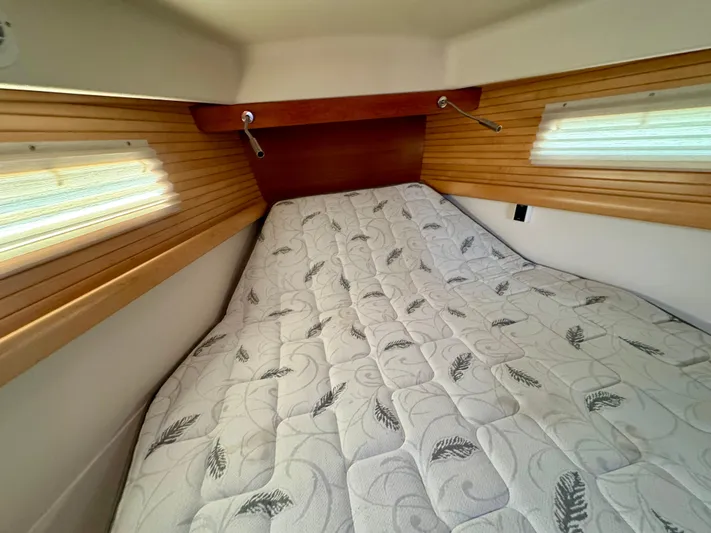 Amelie Yacht Photos Pics Forward Cabin Adjustable Berth