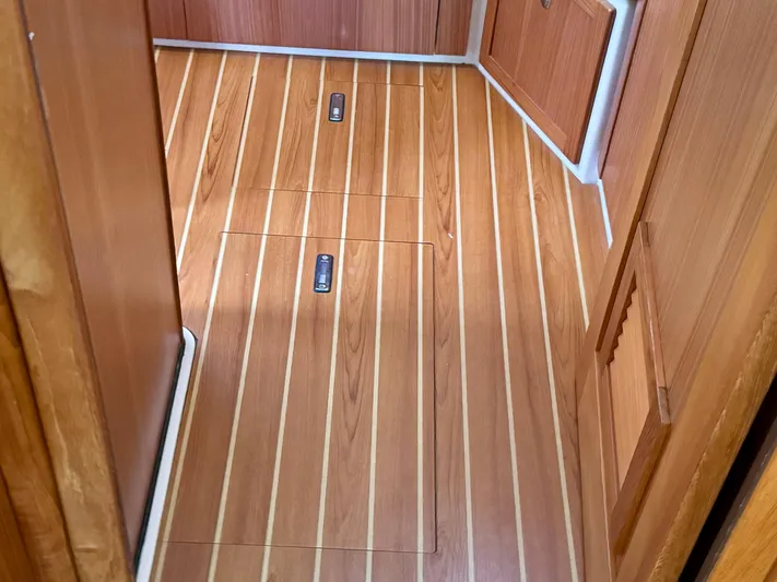 Amelie Yacht Photos Pics Cabin Sole Access