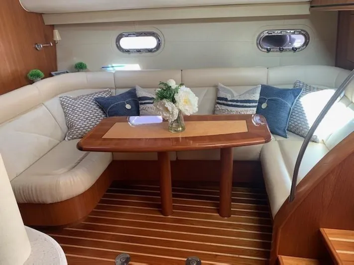 Supernova Yacht Photos Pics Starboard Salon Settee